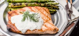 Salmón con salsa de yogur